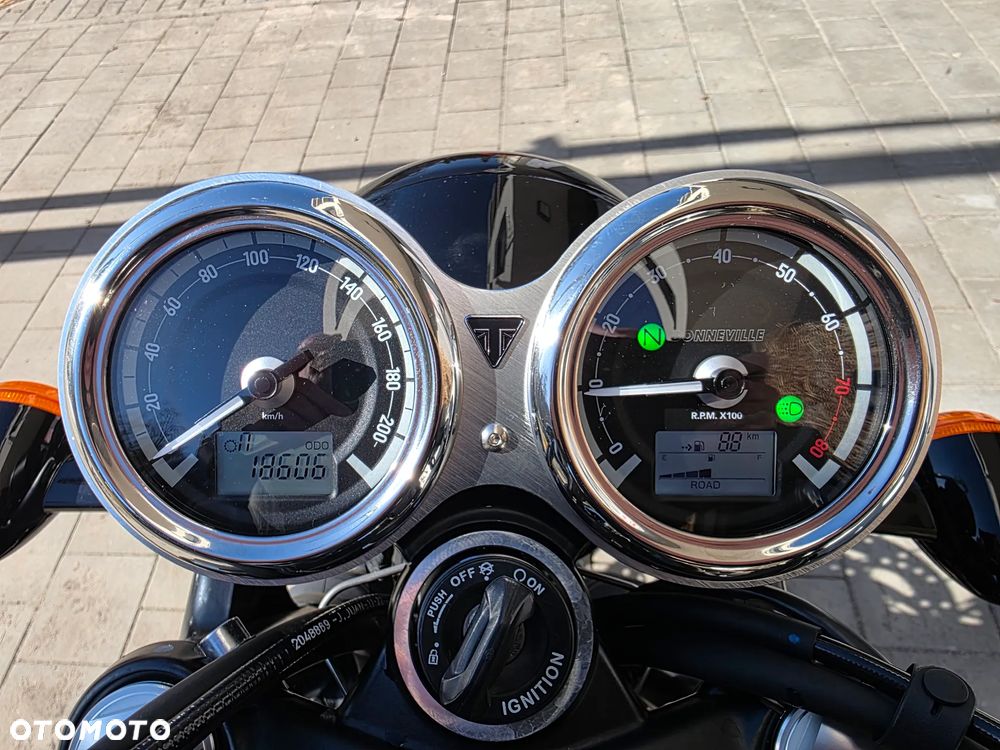 Triumph Bonneville - 7