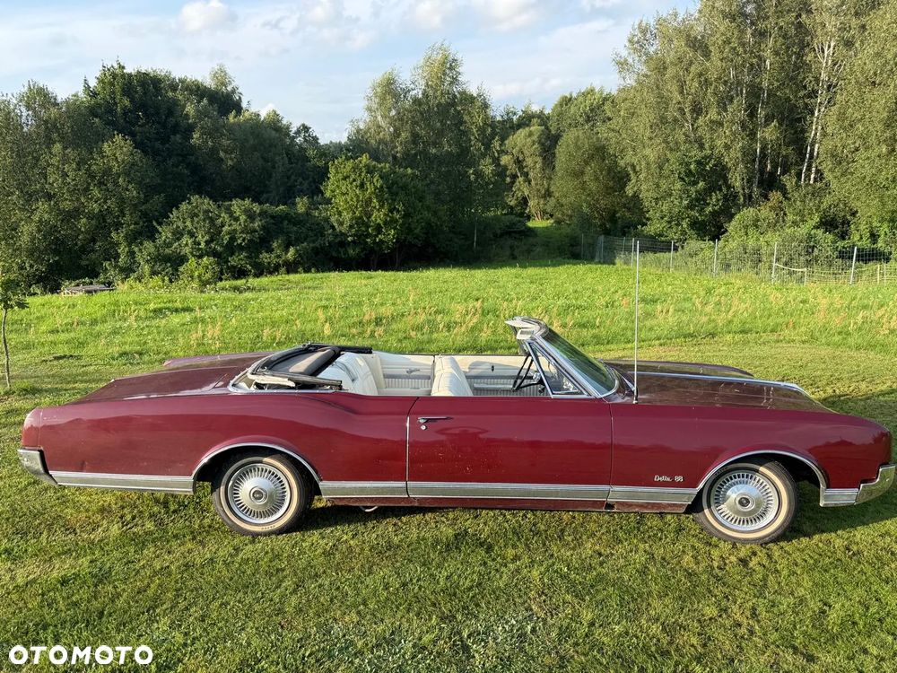 Oldsmobile Delta 88 - 24
