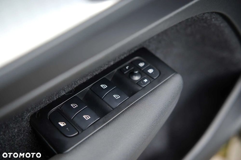 Volvo XC 40 B4 B AWD DKG Momentum Pro - 14