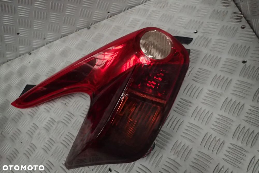 LAMPA LEWY TYŁ NISSAN JUKE PĘKNIĘTA - 2