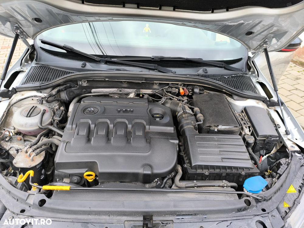 Skoda Octavia Combi 2.0 TDI DSG RS - 16