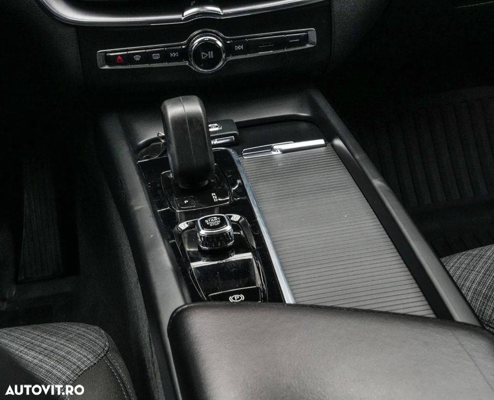 Volvo XC 60 B4 MHEV AT8 AWD Momentum Pro - 19