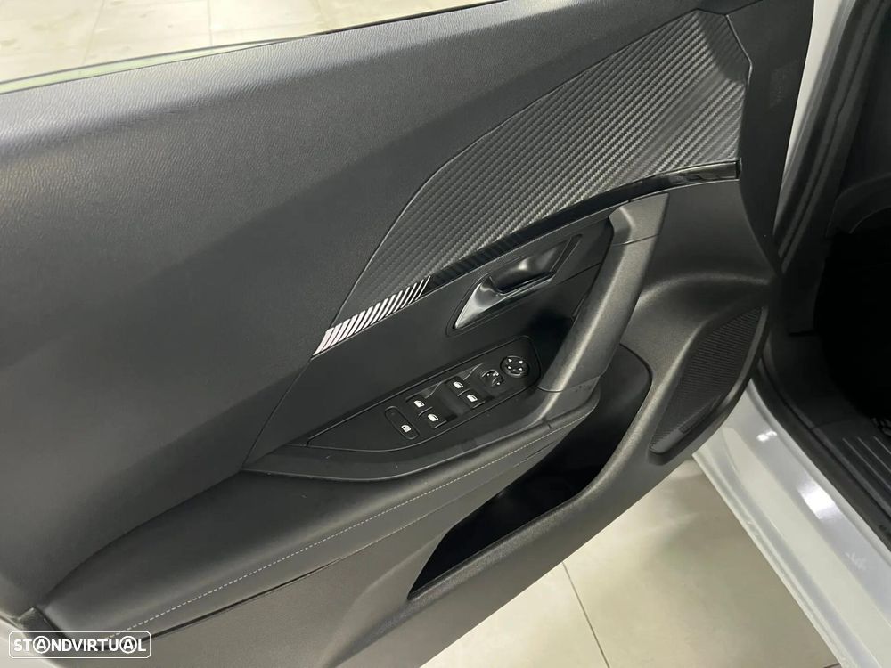 Peugeot 2008 1.2 PureTech Allure Pack EAT8 - 32