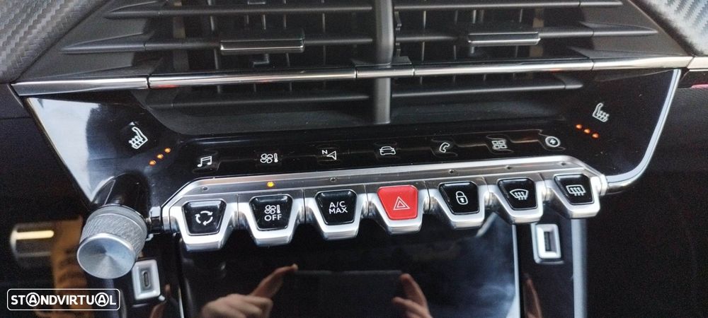 Peugeot e-2008 50 kWh GT - 29