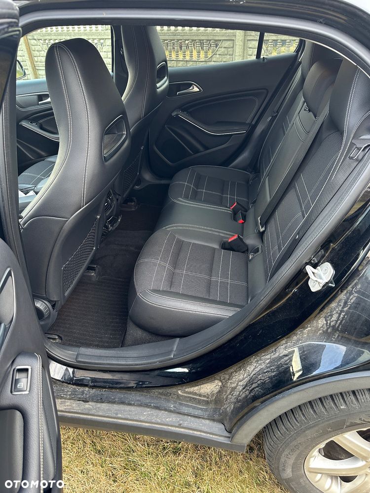 Mercedes-Benz GLA 220 d 4Matic 7G-DCT - 12