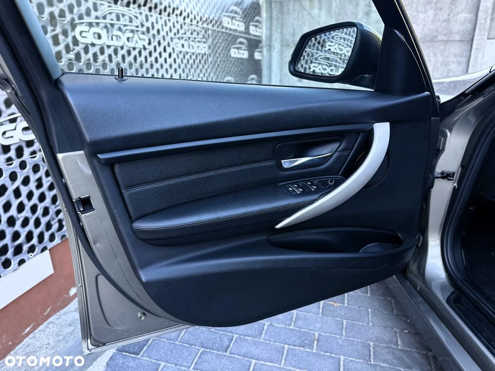 BMW Seria 3 320i GPF xDrive Luxury Line - 11