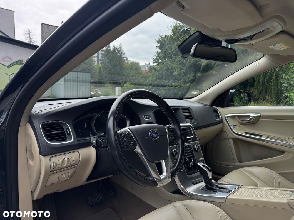 Volvo V60 D6 AWD Plug-in Hybrid R-Design Summum - 8
