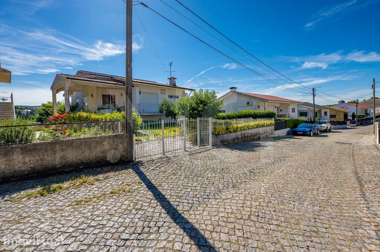 Moradia T3 com Jardim, Armazém e Terreno de 622 m² em Santo Tirso - Grande imagem: 3/43