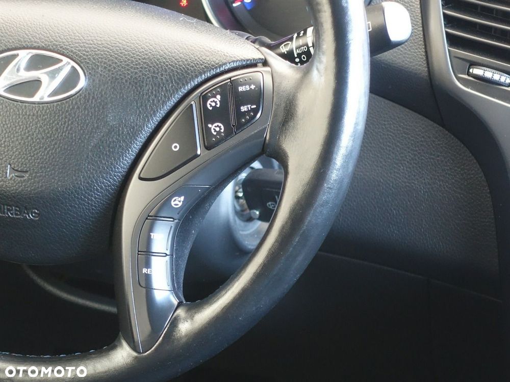 Hyundai i30 blue Kombi 1.4 Passion - 28