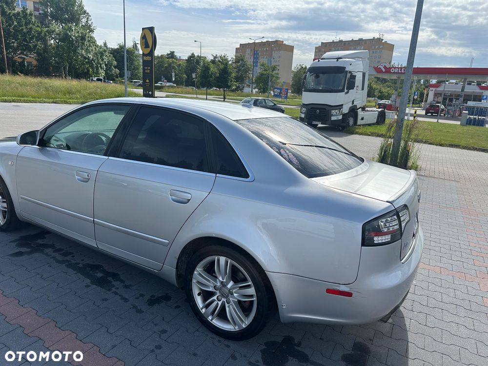 Audi A4 Limousine - 4