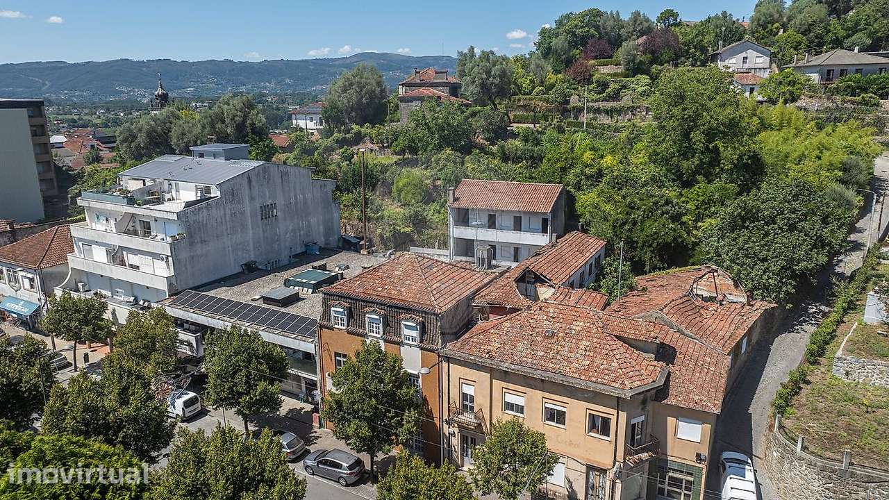 Prédio para renovar no centro da vila de Caldelas, Amares! - Grande imagem: 2/40