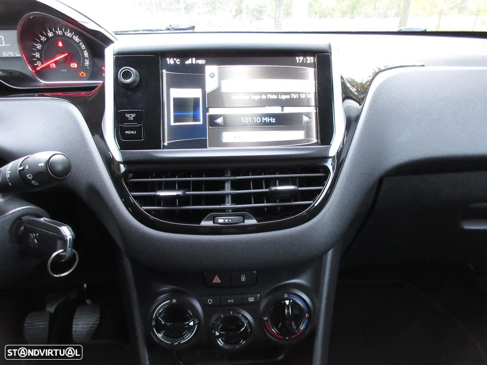 Peugeot 208 1.2 VTi SE Style - 33