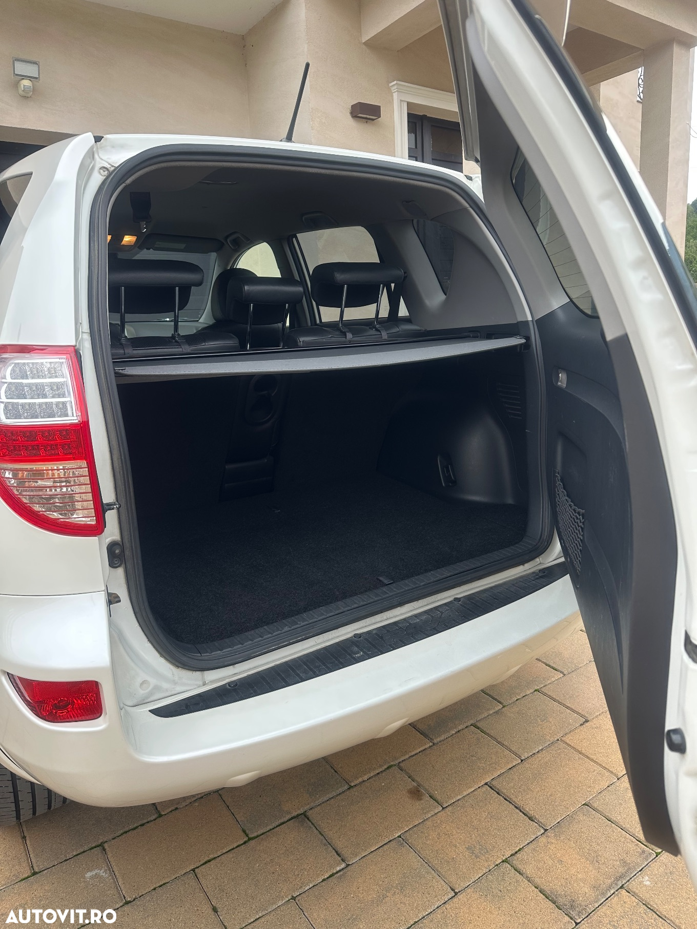 Toyota RAV4 2.2 D-4CAT 4WD Aut Luxury - 11