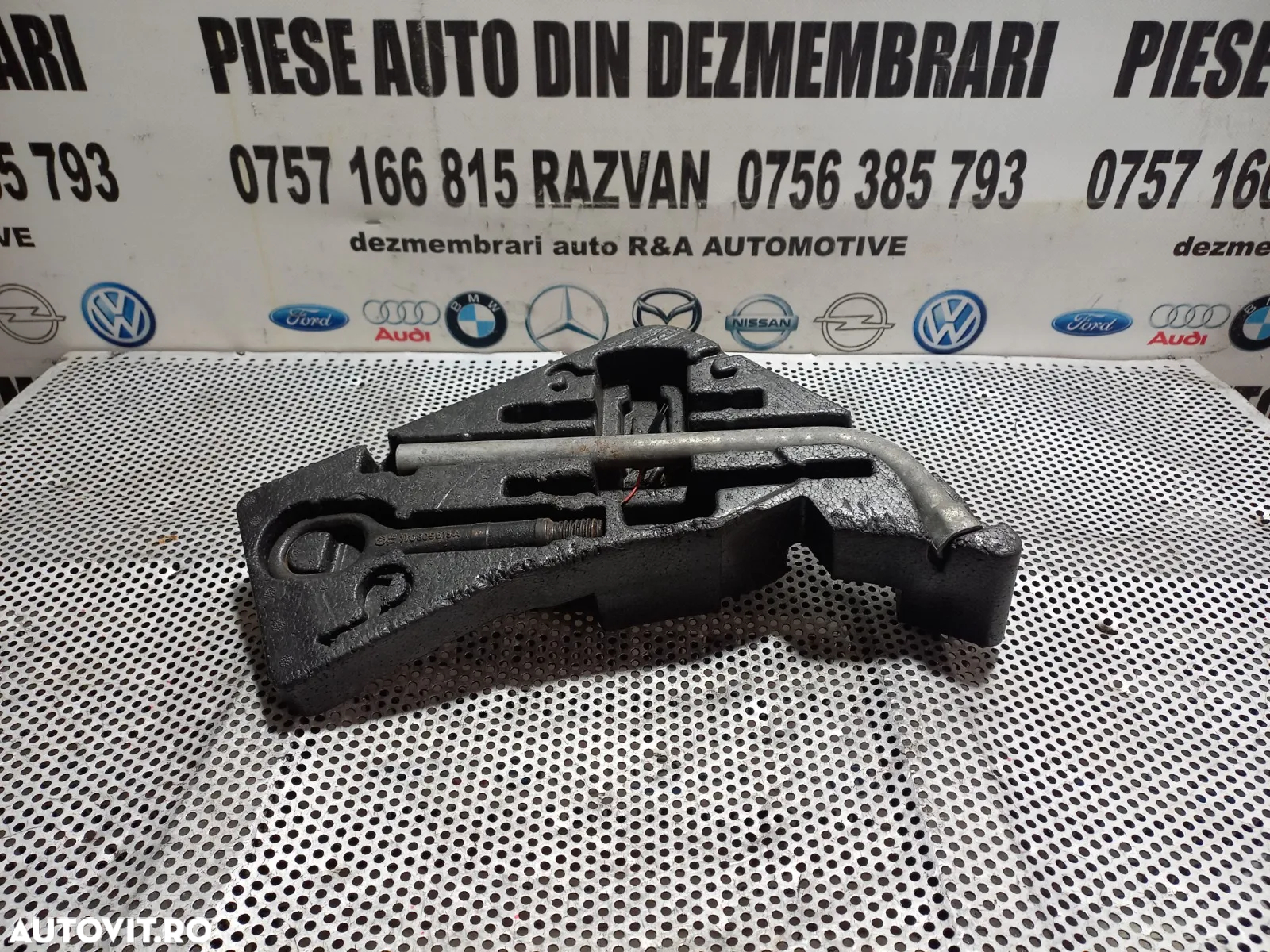 Suport Cheie De Roti Carlig Tractare Scule Audi Q7 4L 2006-2007-2008-2009-2010-2011-2012-2013-2014- - 4