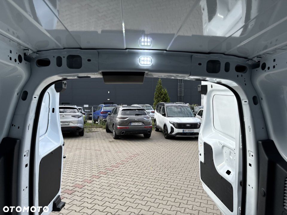 Ford Transit Courier - 32