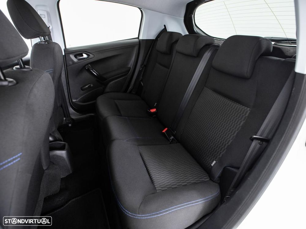 Peugeot 208 - 10