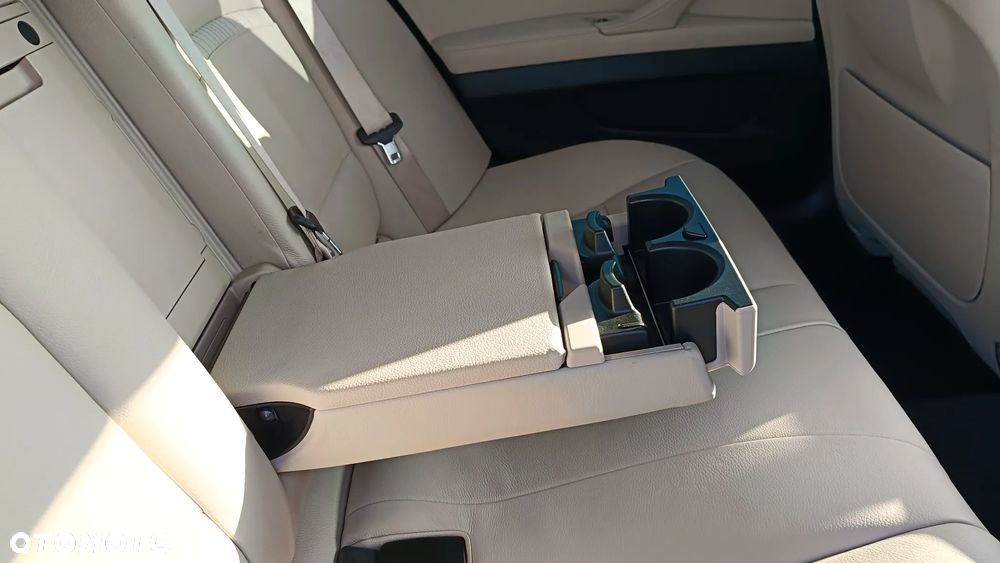 BMW Seria 5 530d xDrive Modern Line - 27