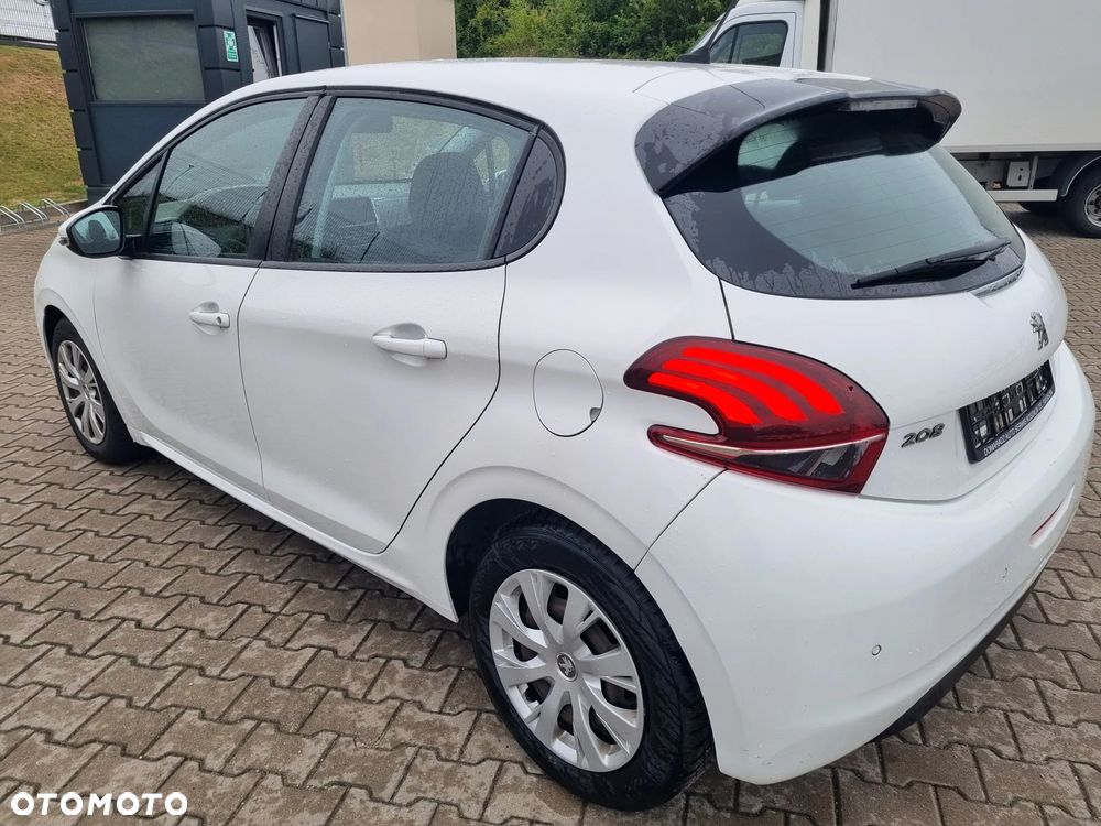 Peugeot 208 - 8