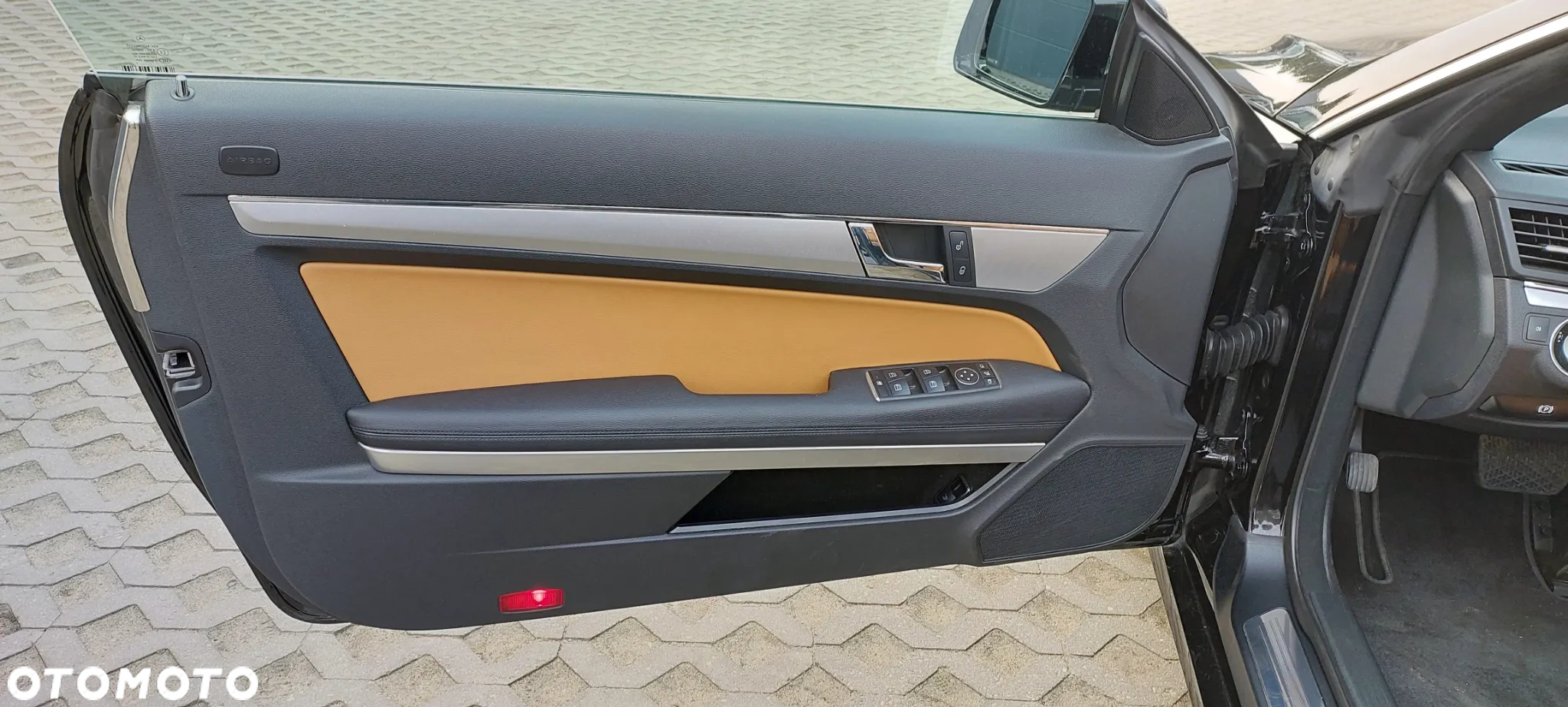 Mercedes-Benz Klasa E 200 CGI Cabrio BlueEFFICIENCY Automatik Avantgarde - 32