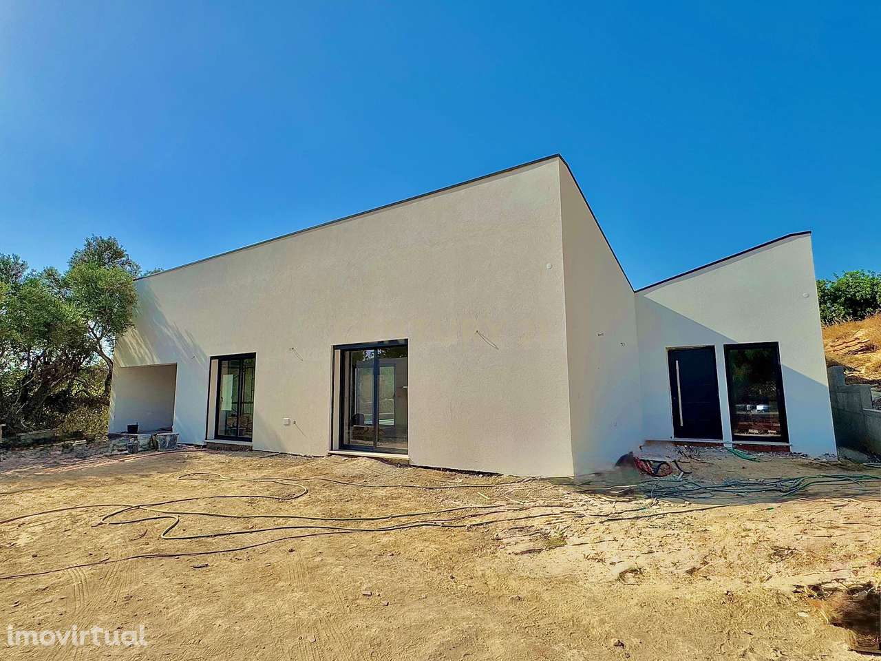 Luxuosa Moradia T4 com Piscina em Localização Privilegiada - Grande imagem: 3/29