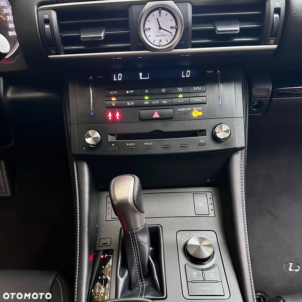 Lexus RC 300h - 19