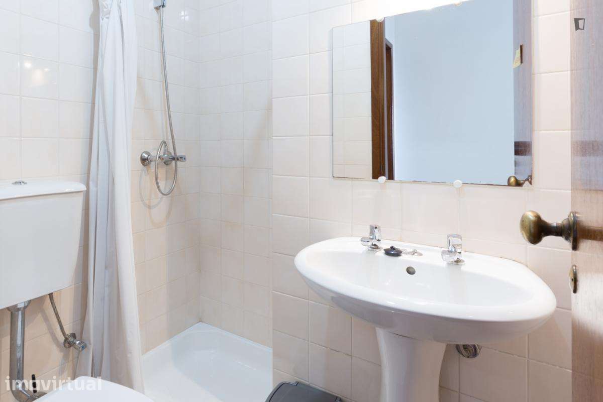 Quarto - localizado em Pedrouços Porto - Grande imagem: 4/23
