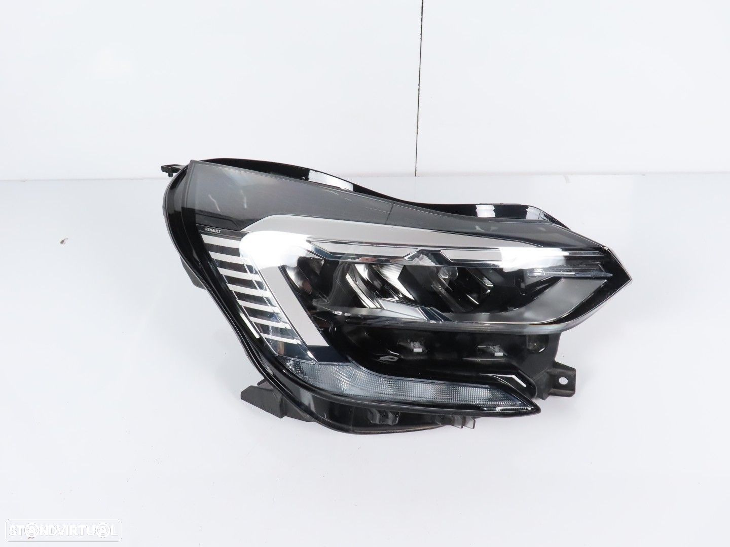 Farol LED Direito Usado / Original RENAULT Captur II (HF) 260104095R - 1