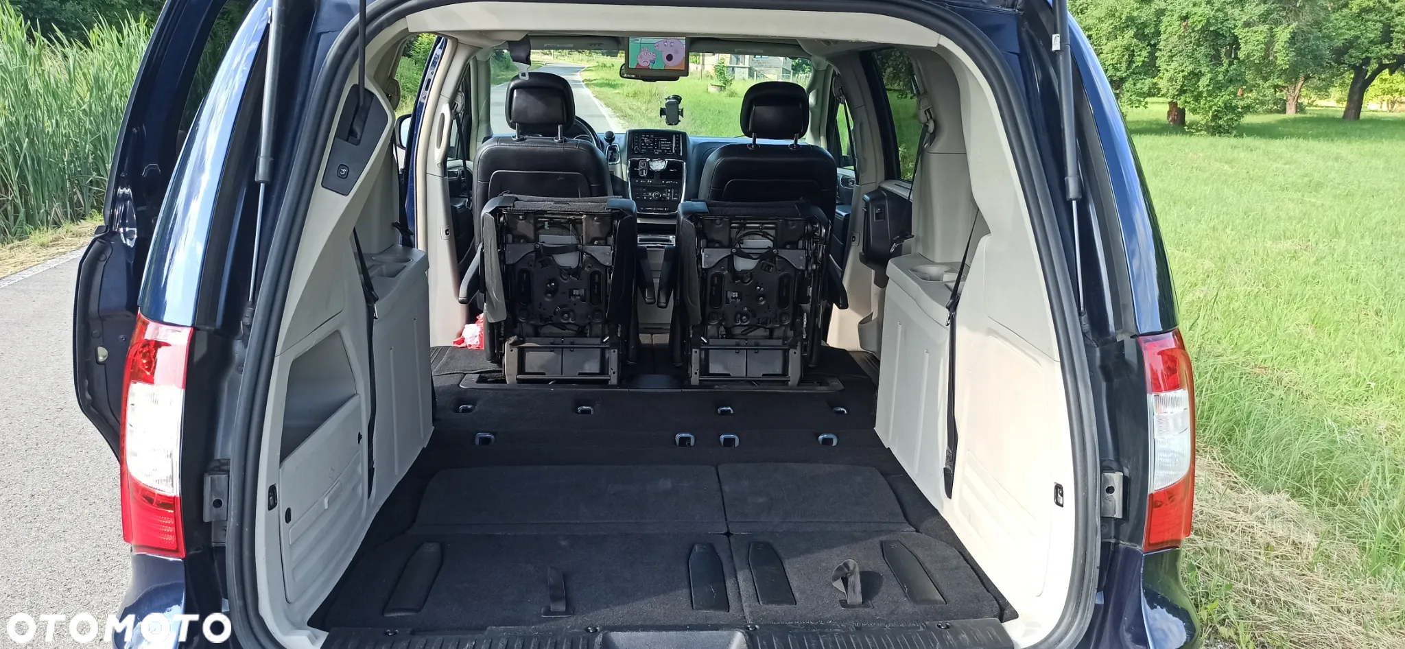 Chrysler Town & Country - 17