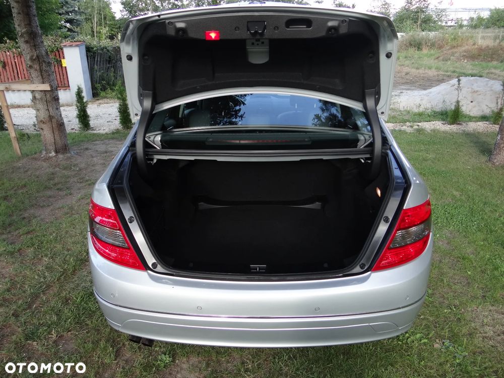 Mercedes-Benz Klasa C 180 BlueEFFICIENCY 7G-TRONIC Avantgarde - 16