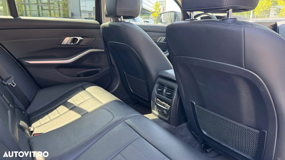 BMW Seria 3 320i xDrive AT - 12