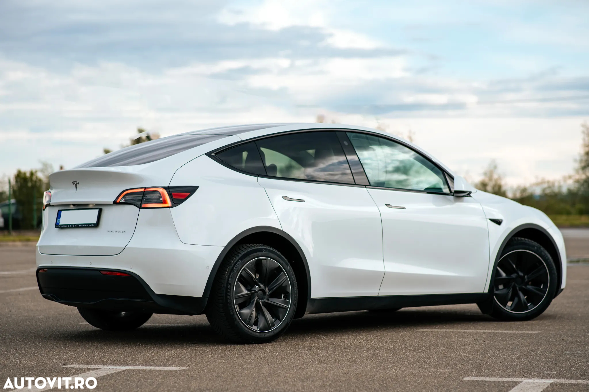 Tesla Model Y Long Range Dual Motor AWD - 2