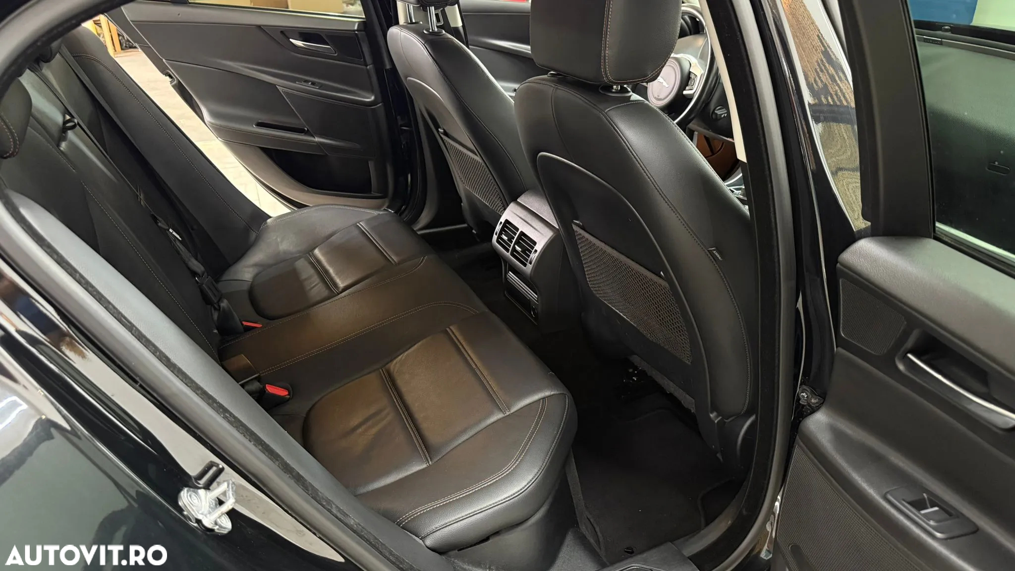 Jaguar XE 2.0 Portfolio - 8
