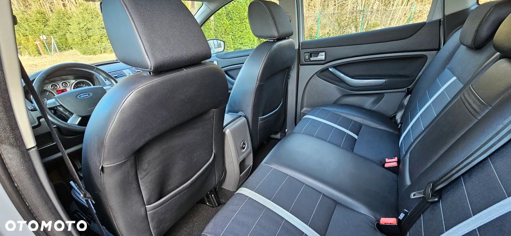 Ford Kuga 2.0 TDCi 2x4 Titanium - 20