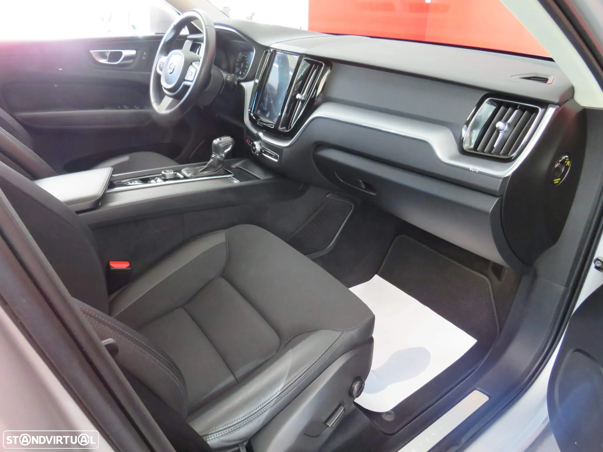 Volvo XC 60 2.0 D4 Momentum Plus Geartronic - 22