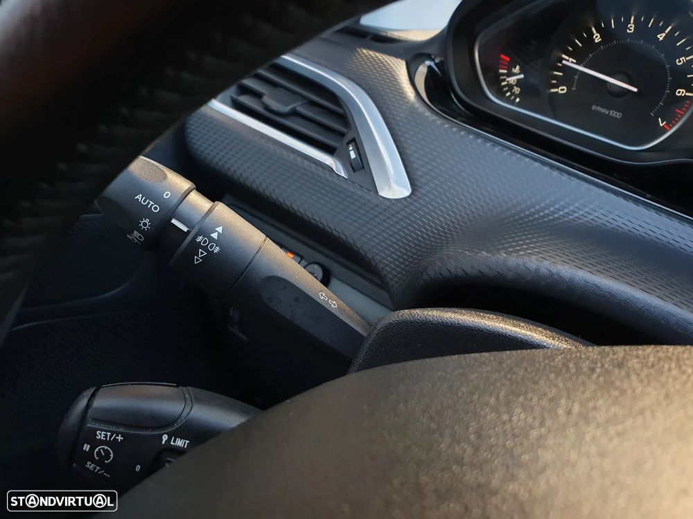 Peugeot 2008 1.2 PureTech Style EAT6 - 19