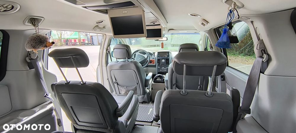 Chrysler Town & Country - 7