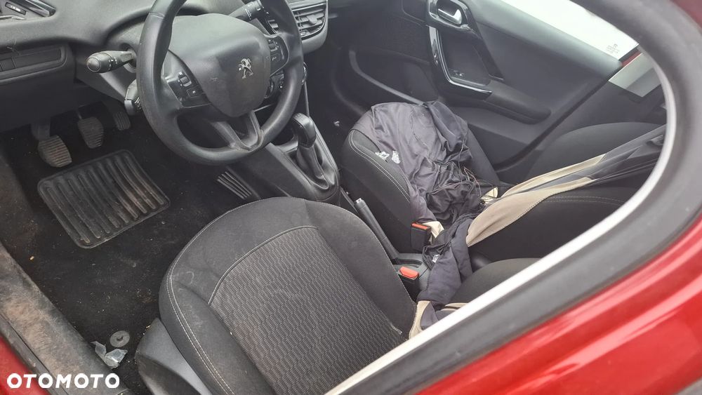 Peugeot 208 - 10