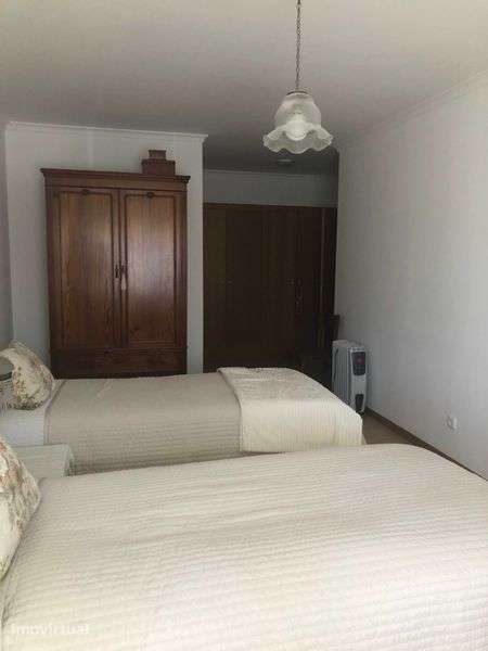 Aluga-se apartamento T2 com garagem em condomínio com piscina e ténis - Grande imagem: 4/11
