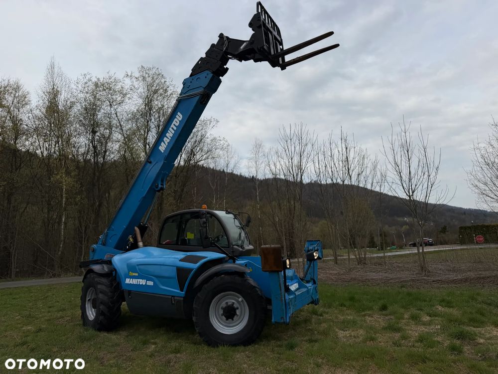 Manitou MT1840. Ładowarka Teleskopowa 18 metrów wysuw! UDŹWIG 4 TONY! Przebieg 2600 mtg. jak Nowa z SALONU. 2016 rok. z Norwegii z Gospodarstwa rolnego! Silnik PERKINS Turbo 110 km. Aktualne Serwisy w Dekra. Nowy Model sterowane wszystko z 1 dżojstika. Ani deka luzów czy wycieku. OKAZJA! Jazda REWERS + 4 biegi. Skręt 3 tryby. Wyjście Hydrauliczne pod przyczepę i oświetlenie, Poziomowanie ośi stabilizatory! Wyjścia Hydrauliczne na maszt! Okazja - 21