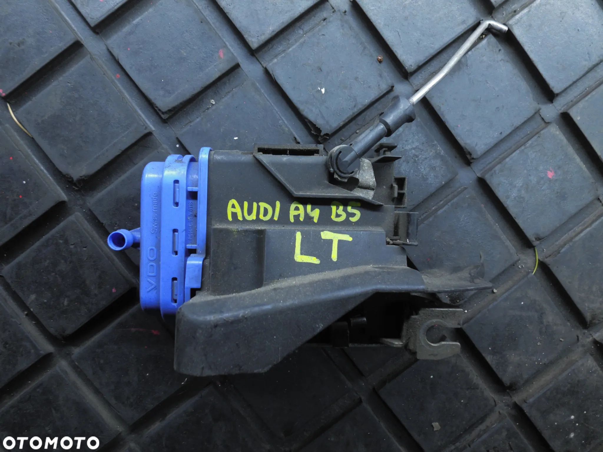 AUDI A4 B5 LEWY TYŁ ZAMEK DRZWI - 1