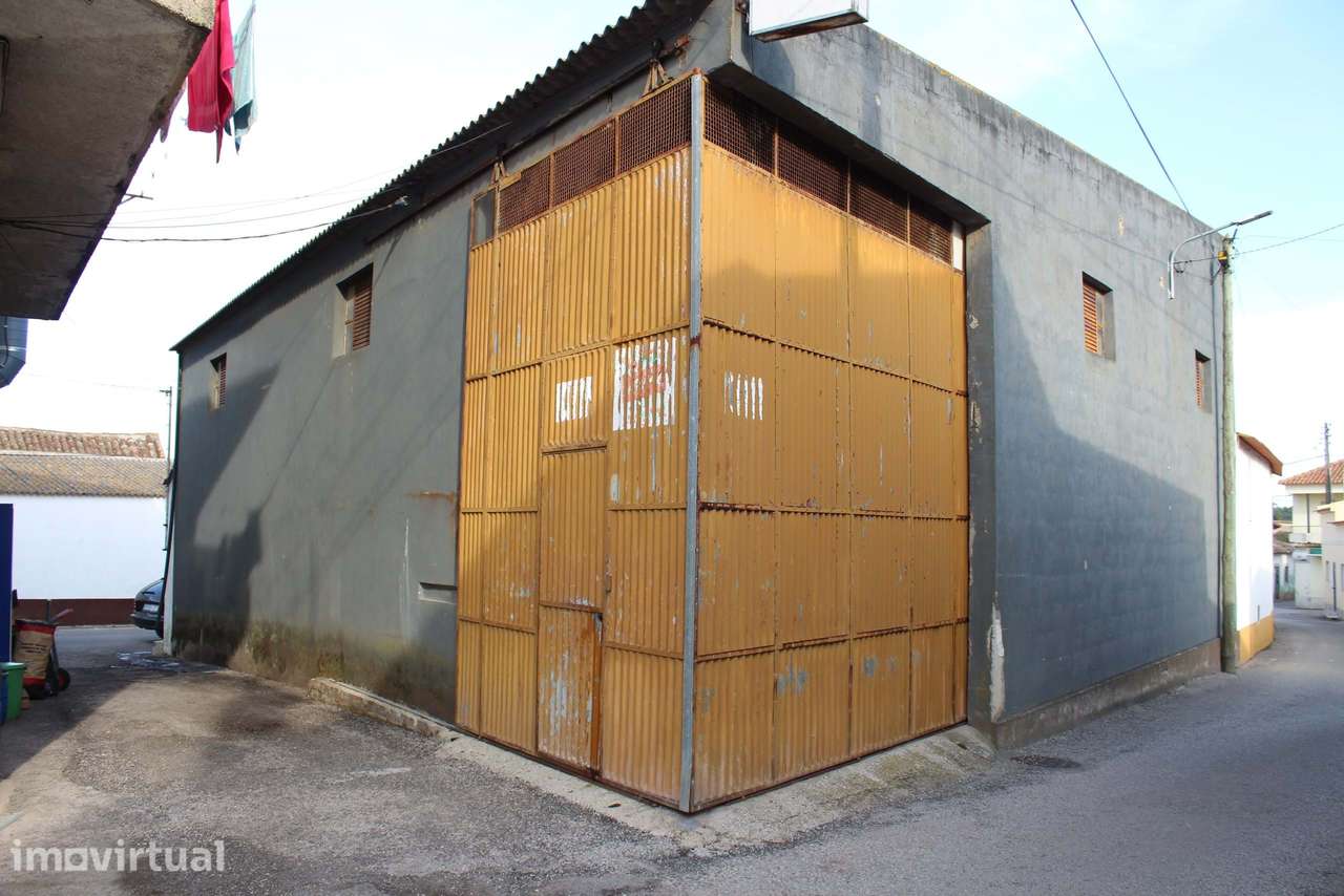 Armazém dentro da localidade com bons acessos - Grande imagem: 3/7