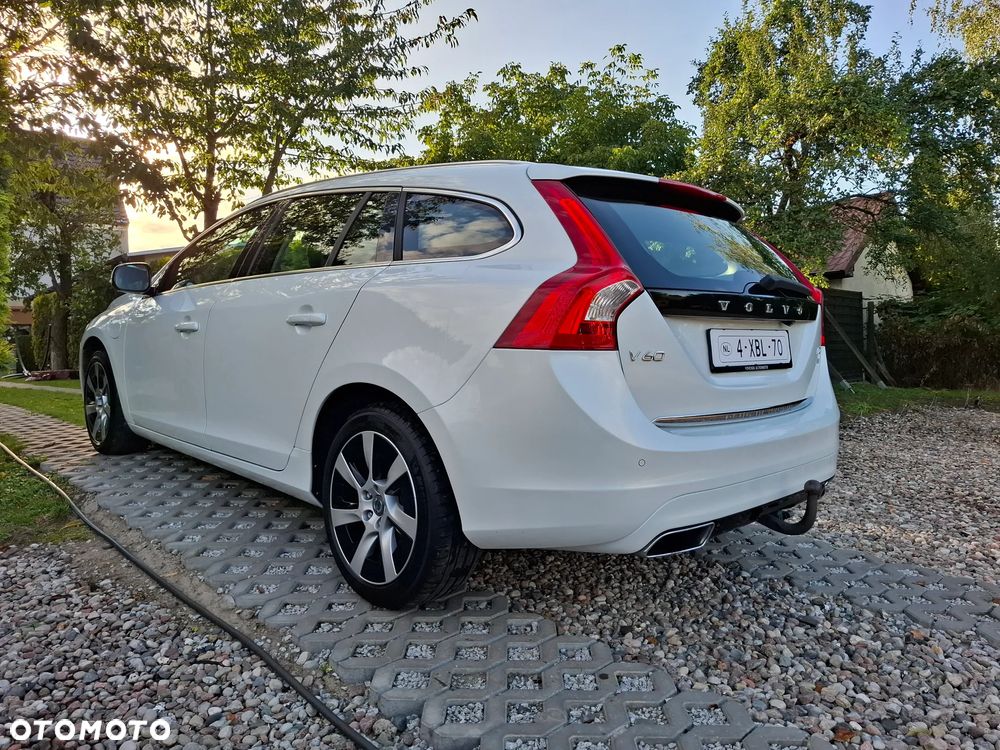 Volvo V60 D6 AWD Plug-in Hybrid R-Design Summum - 31