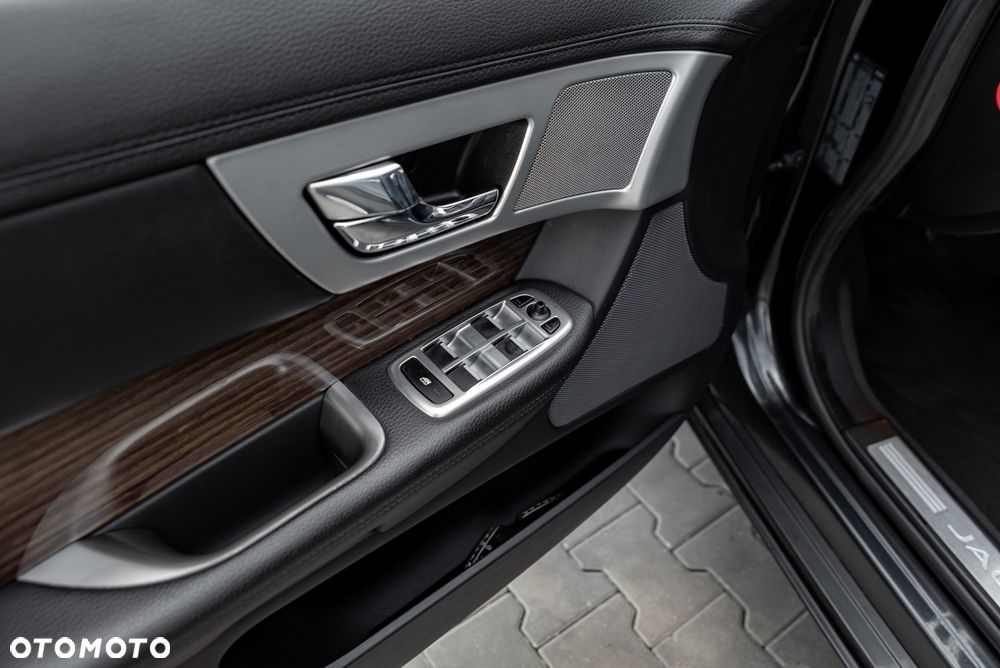 Jaguar XF 2.2 - 18