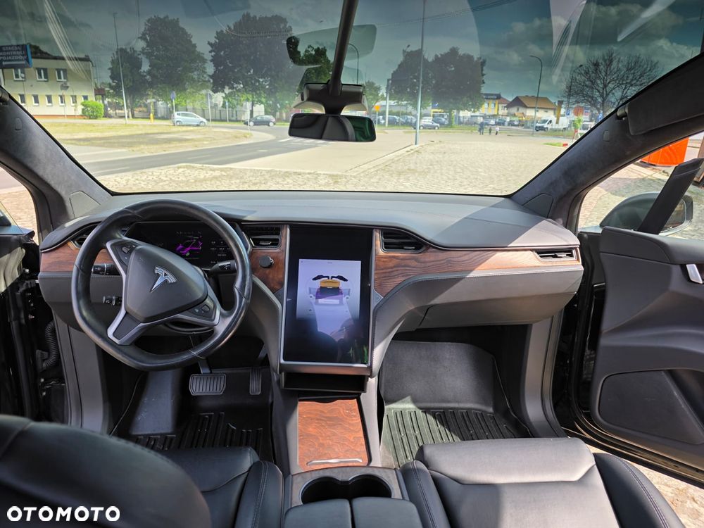 Tesla Model X - 15