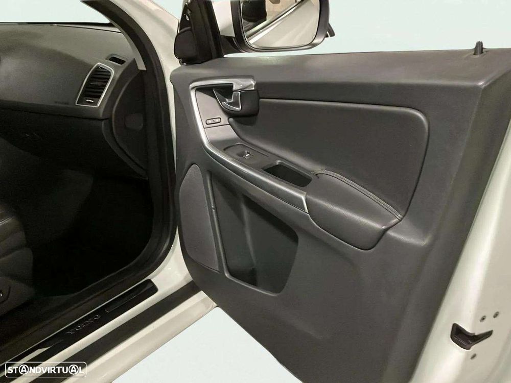 Volvo XC 60 2.0 D4 Momentum Plus Geartronic - 21