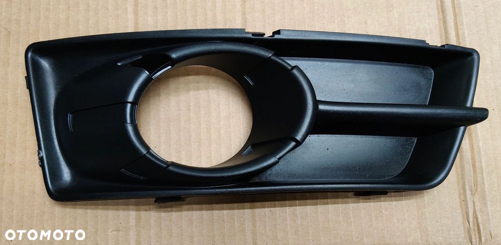 .Colt VI ramka halogenu prawa lift Mitsubishi 6402A166, 97036 - 1