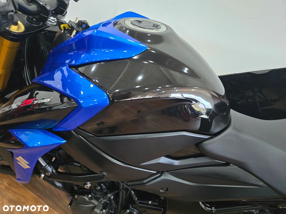 Suzuki GSX - 16