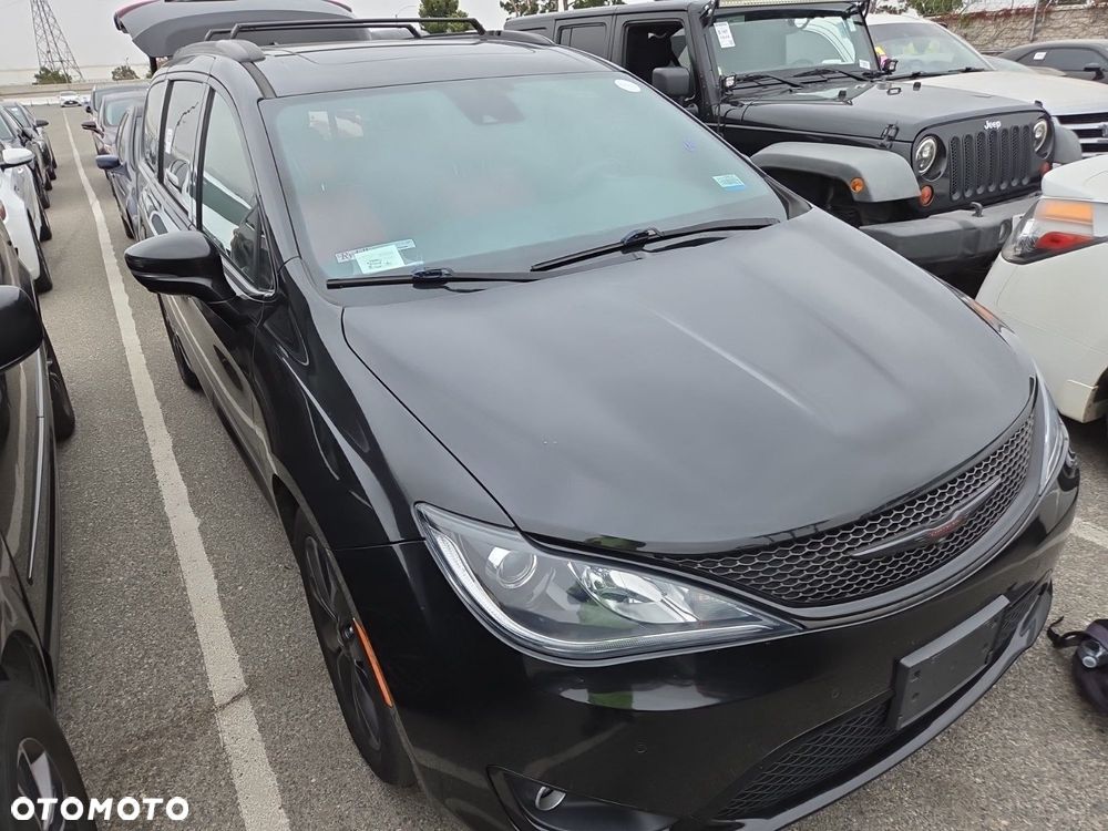 Chrysler Pacifica - 2