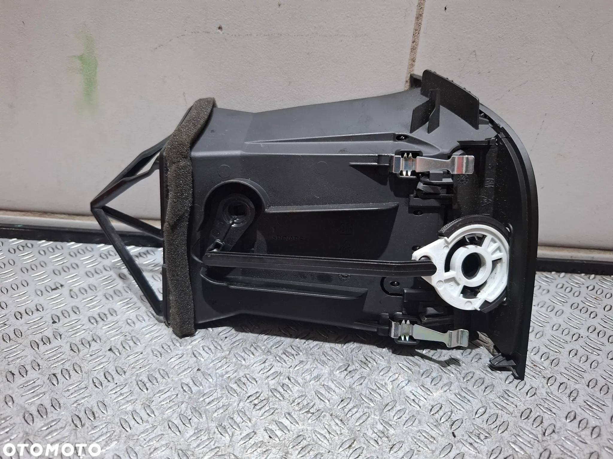 Kratka nawiewu deski lewa Opel Zafira C rok 2015 nr 364719583 - 3