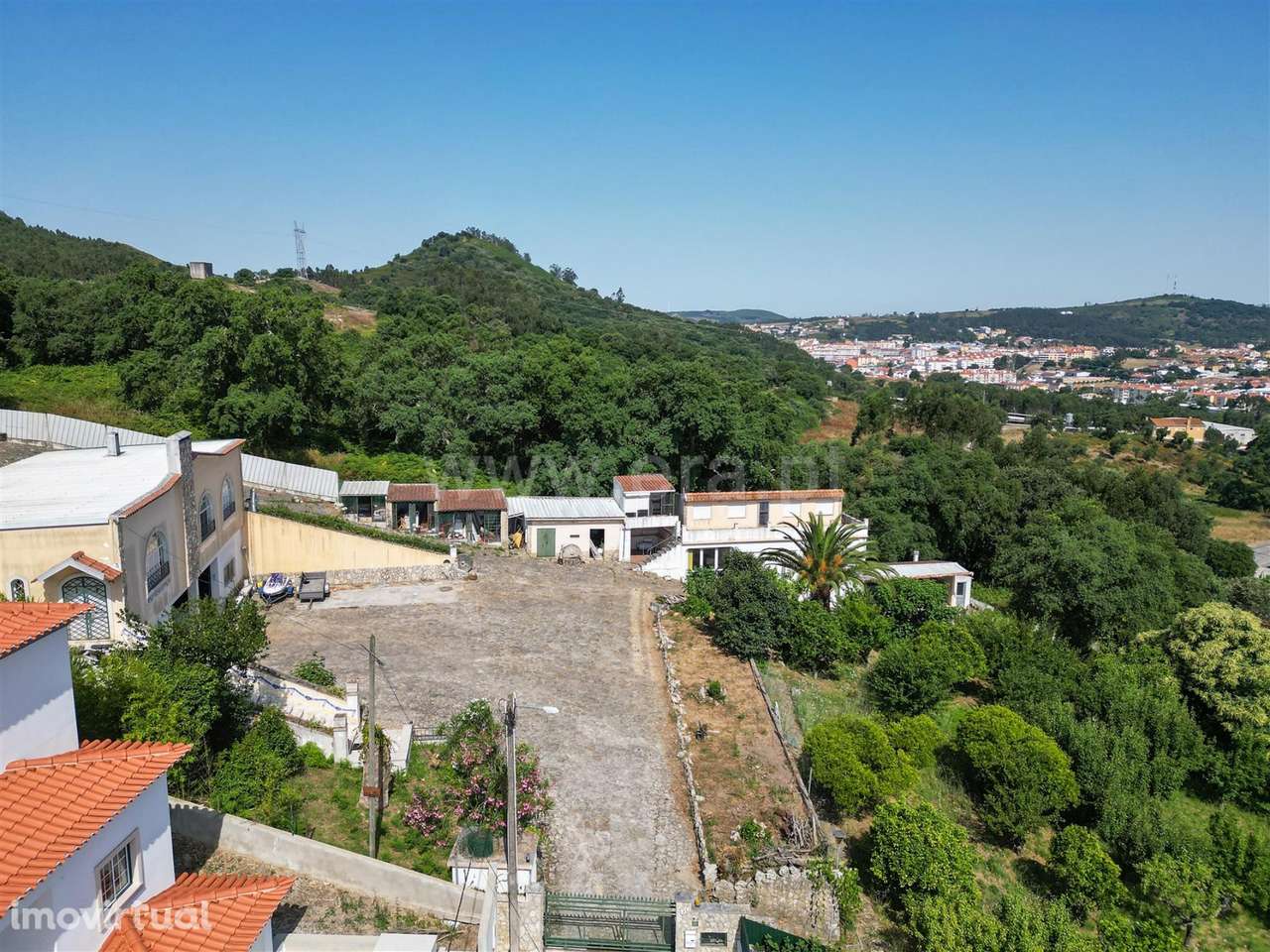 Moradia com 4.753m2 de terreno - Grande imagem: 3/19